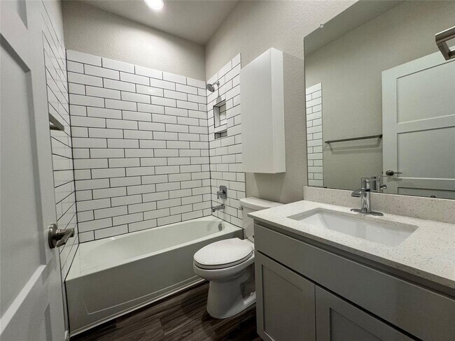 Building Photo - 14273 Lake Lodge Dr