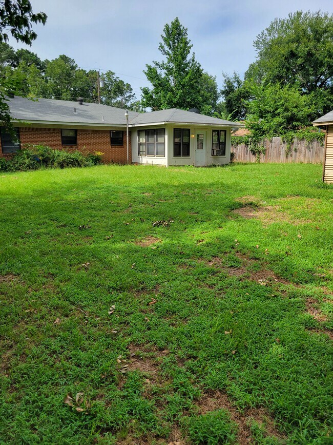 Building Photo - 407 Daniels St