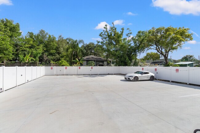 Building Photo - 911 E 23rd Ave