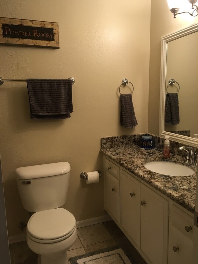 Building Photo - 3 Bedroom Condo - End Unit For Lease