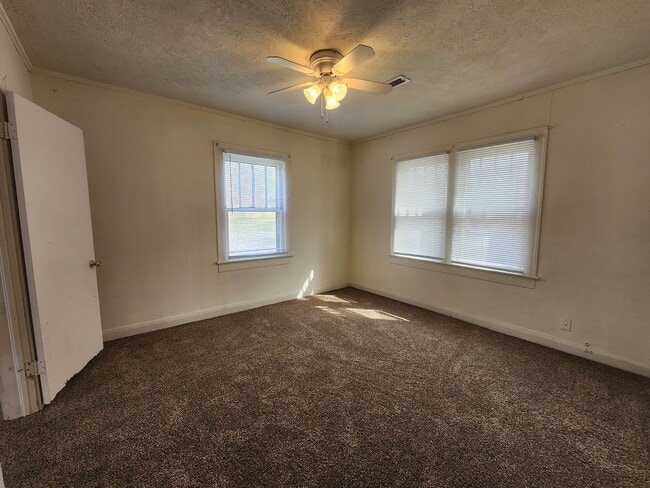Building Photo - 2 bed 1 bath in Shawnee