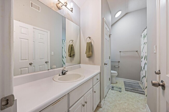 Building Photo - 2056 Sylvan Lake Dr