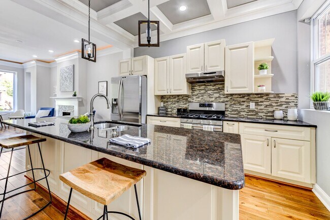 Building Photo - 3 Bed 2.5 Bath - Bloomingdale Condo - 1 Assigned Parking Space