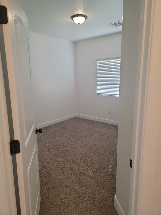 Building Photo - 4 Bedroom St. George Home with Bonus Room....