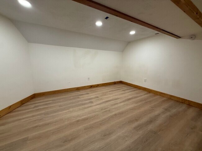 Building Photo - 192 Dorrs Corner Rd