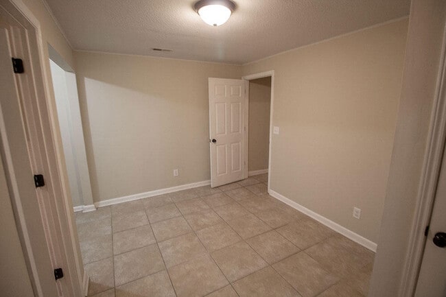 Building Photo - 1329 Valley Creek Ln