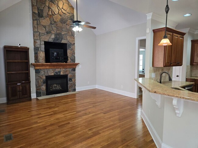 Building Photo - 3653 Pleasants Ridge Dr