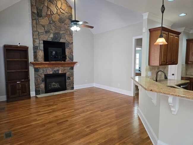 Building Photo - Charming 4-Bed, 5-Bath Home in Established Haswell Bluffs