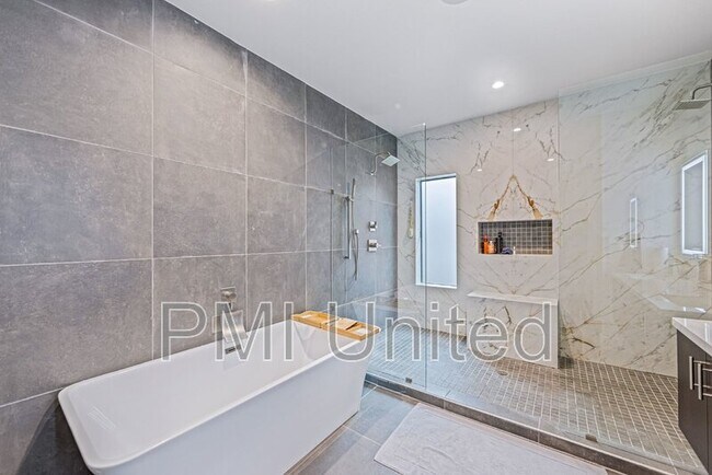 Building Photo - 425 W 9th St