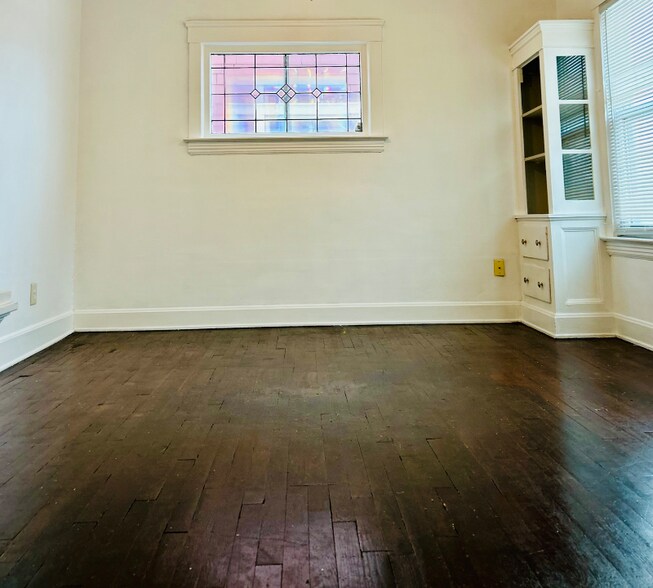 Building Photo - 2027 Chesterland Ave