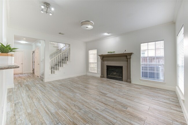 Building Photo - 1115 Enclave Square E