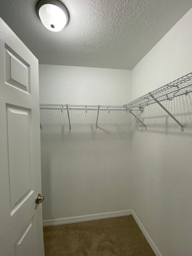 Building Photo - Custom Home - Desirable SE Ocala Neighborh...