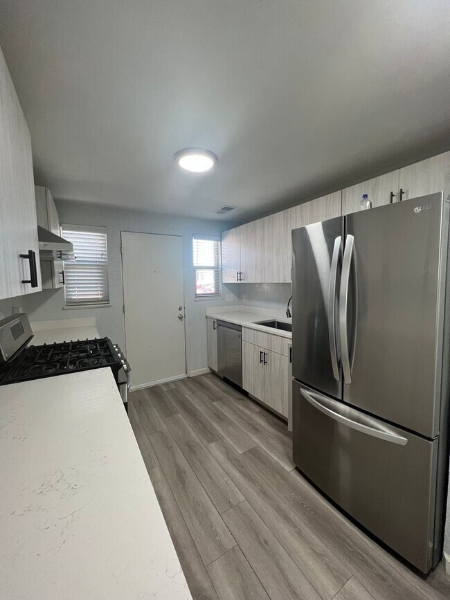 Building Photo - Beautifully Renovated 2 bedroom in Aurora! Right on the park and close to Stanley Marketplace!
