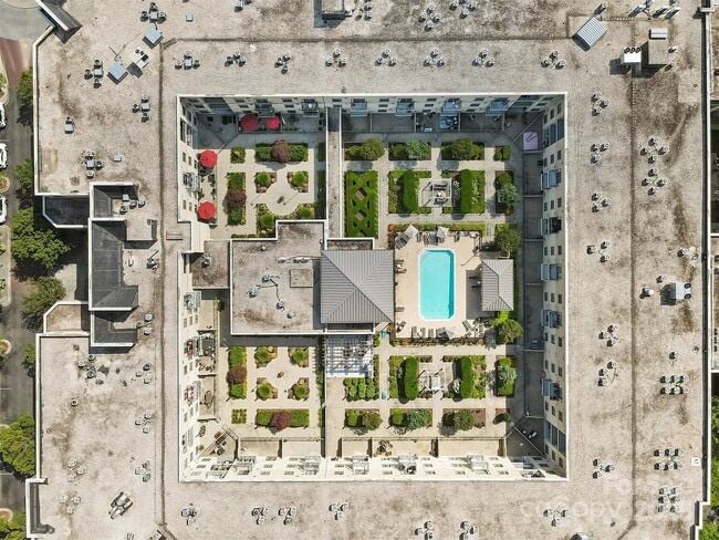 Building Photo - "Chic Urban Living: Spacious 1-Bedroom Ret...