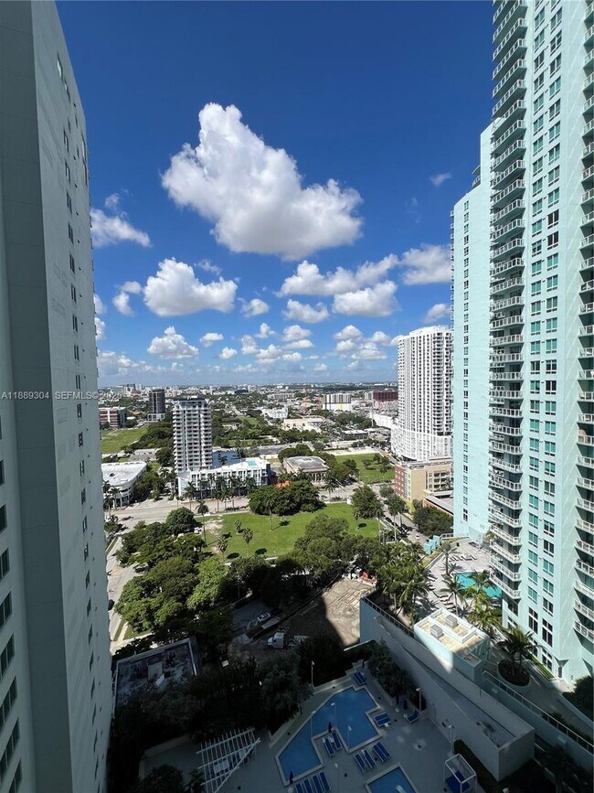 Building Photo - 1800 N Bayshore Dr