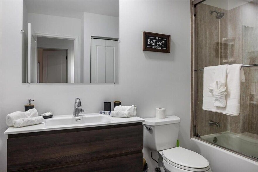 Building Photo - 1419 NE 57th St