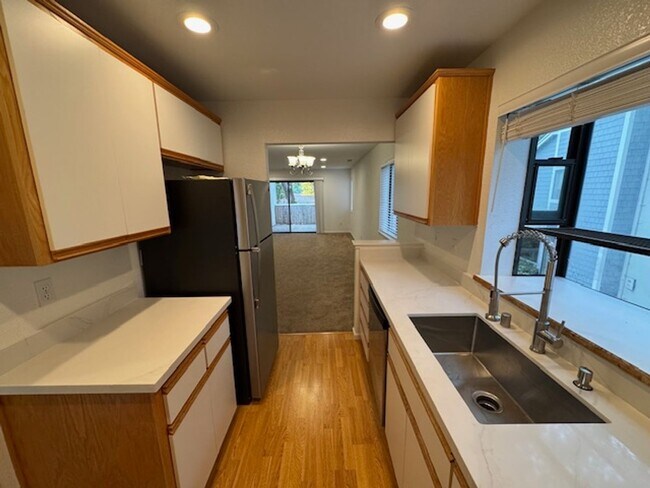 Building Photo - Wonderful 2 story condo in Ashford Ct-Deta...