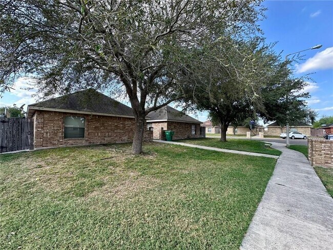 Building Photo - 2305 N Dahlia St