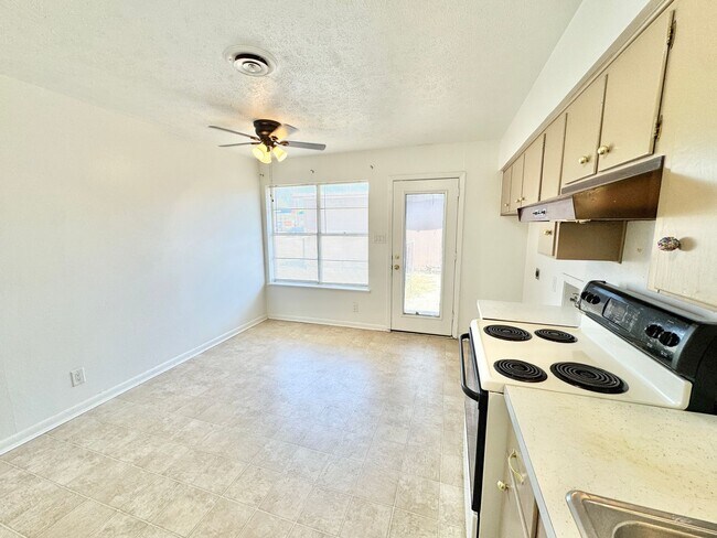 Building Photo - Charming 2 Bed 1 Bath Duplex - Walk to Sch...