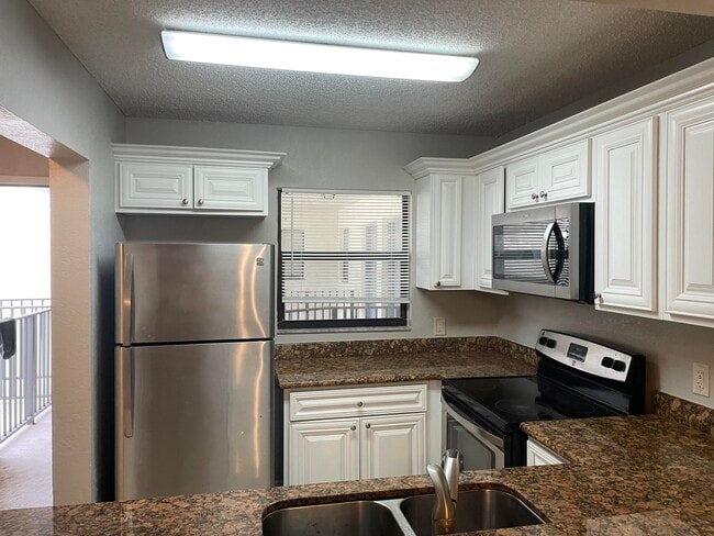 Building Photo - 1440 Lake Crystal Dr