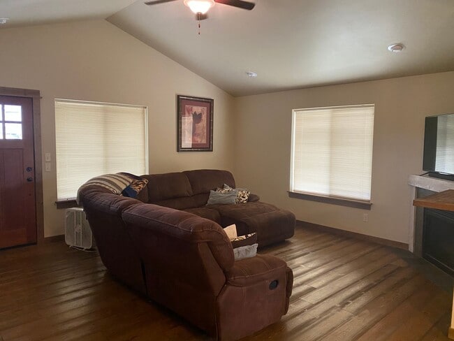 Building Photo - 3 Bed 2 Bath home in Bozeman