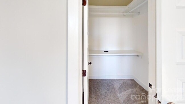 Building Photo - 423 Coxe Ave