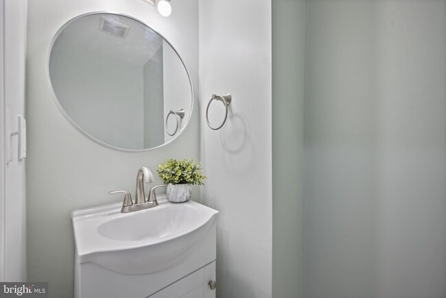 Building Photo - 328 S Macon St.