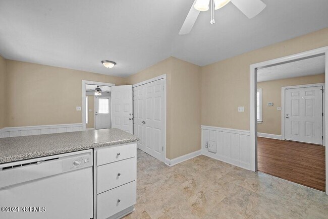 Building Photo - 1306 E 1st St