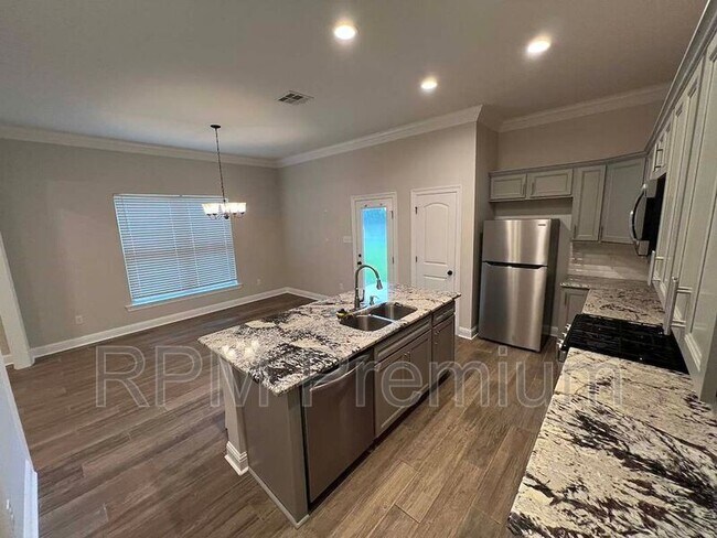 Building Photo - 6212 Lake Edge Dr
