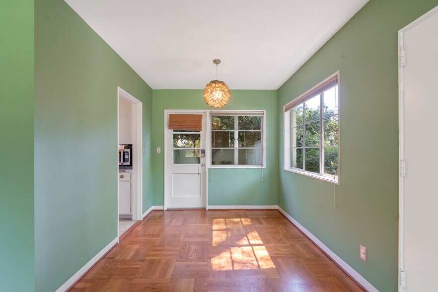 Building Photo - 5116 Village Grn