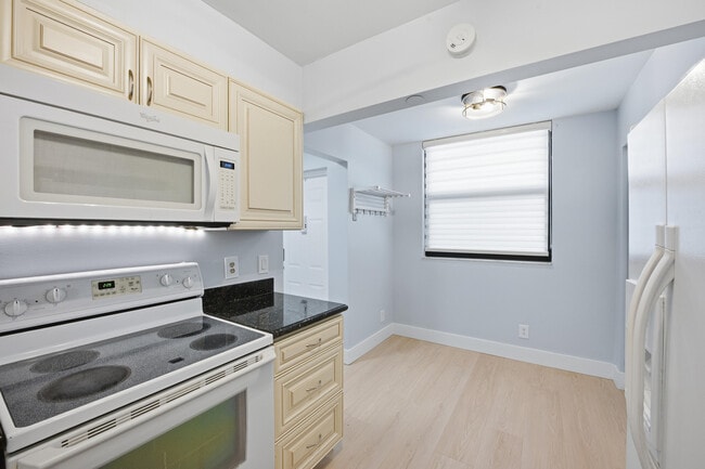 Building Photo - 2070 Homewood Blvd