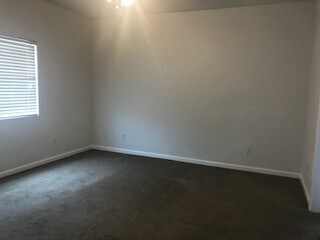 Building Photo - MOVE -IN - READY