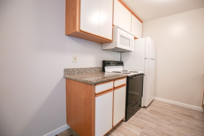 Building Photo - San Ramon Gardens Condo - 2 Bed and 1 Bath...