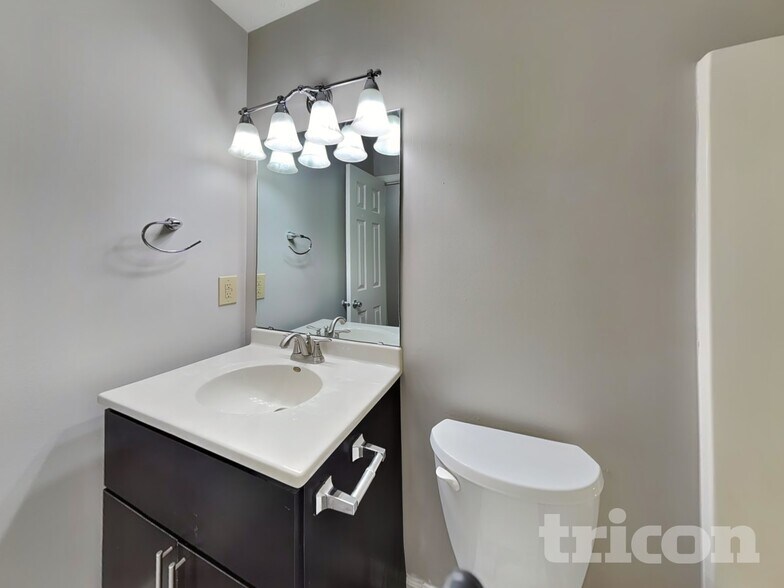 Building Photo - 784 Kingston Cir