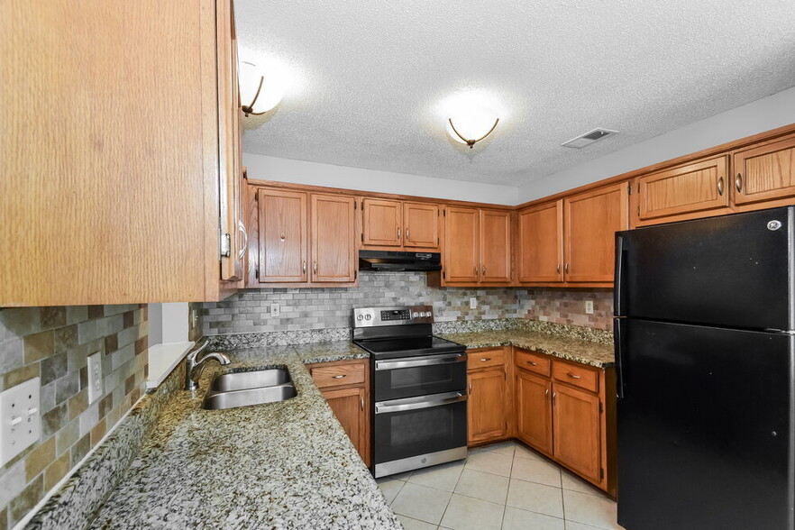 Building Photo - 7082 Hampton Dr