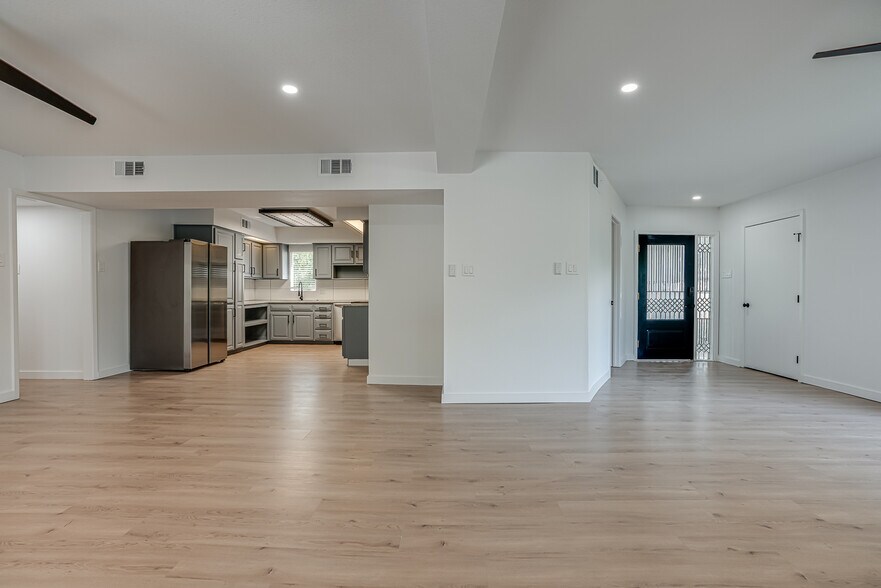 Upper kitchen - 568 W Quill Dr