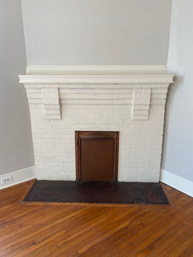 Building Photo - 40 Larchmont Rd