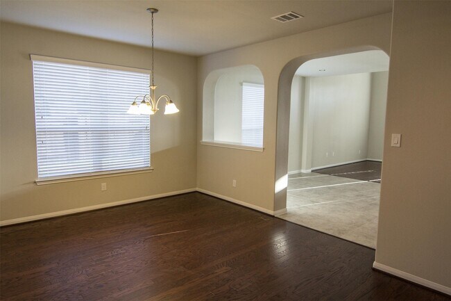 Building Photo - 618 Cypress Creek Ln