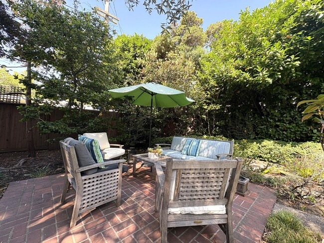 Building Photo - Eichler-Style Gem in Desirable Triple El N...