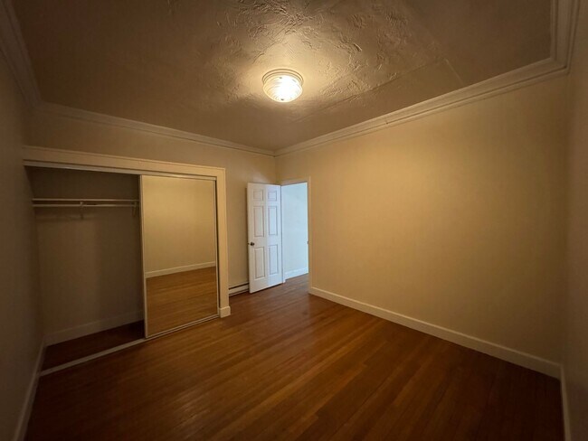 Building Photo - 2 Bedroom Unit in the the old Beta Theta Pi Fraternity House near UofO Campus