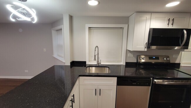 Building Photo - 5749 N Talman Ave