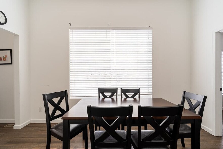 Building Photo - 2334 SE 8th Ave