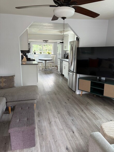 Building Photo - 2320 Saxon St