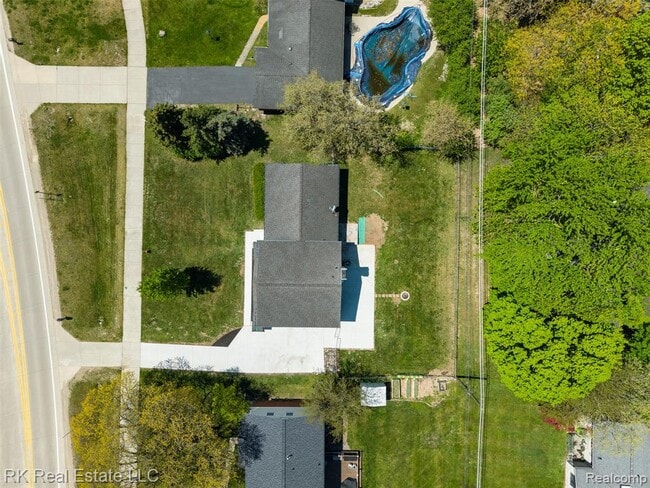 Building Photo - 30728 W 14 Mile Rd
