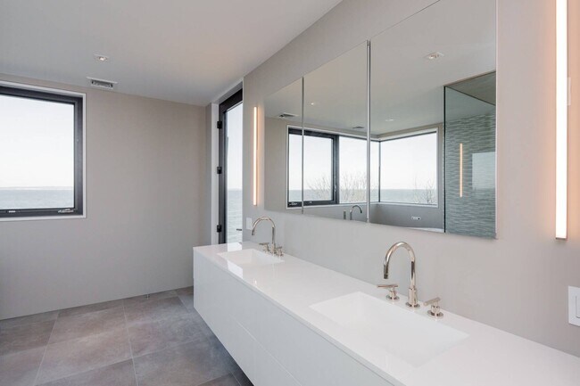 Building Photo - 247 Kings Point Rd