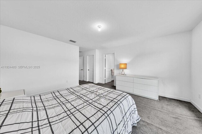 Building Photo - 1004 Willow Pl