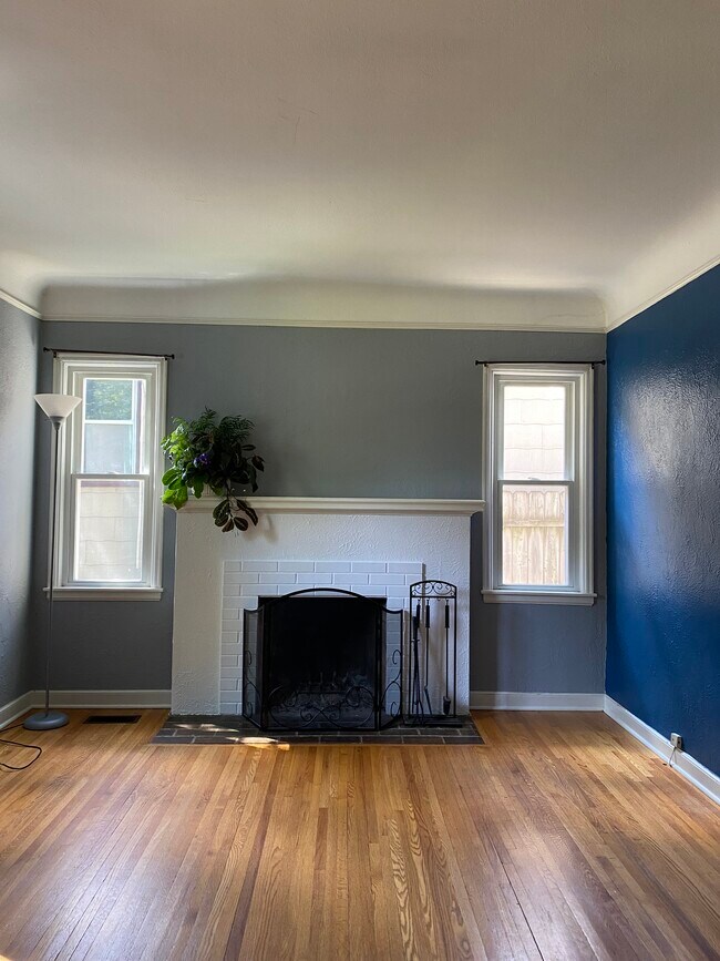 Spacious living room with lots of natural light. - 3915 Aldrich Ave N