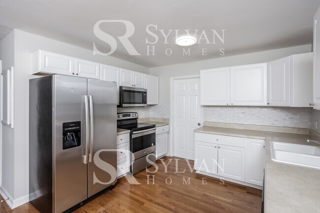 Building Photo - Enjoy Relaxation & Sophistication in this lovely 3 bedroom, 2.5 bath home.