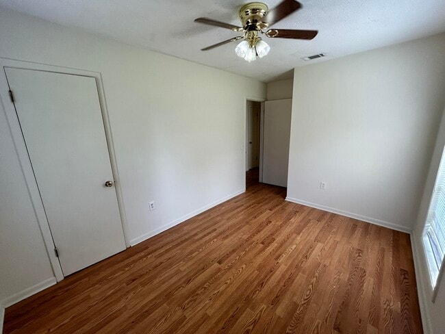 Building Photo - 5509 Rainbow Ln