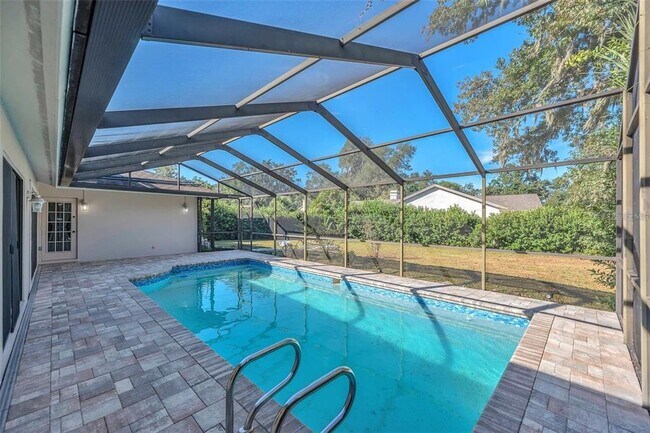 Building Photo - 1702 Horseshoe Dr